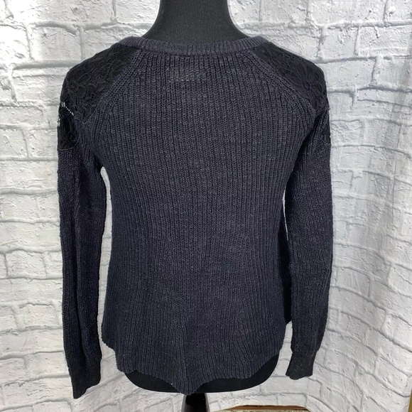 Hollister. Crop Knit Sweater w/ Lace Shoulders. Black. Small - Picture 4 of 10